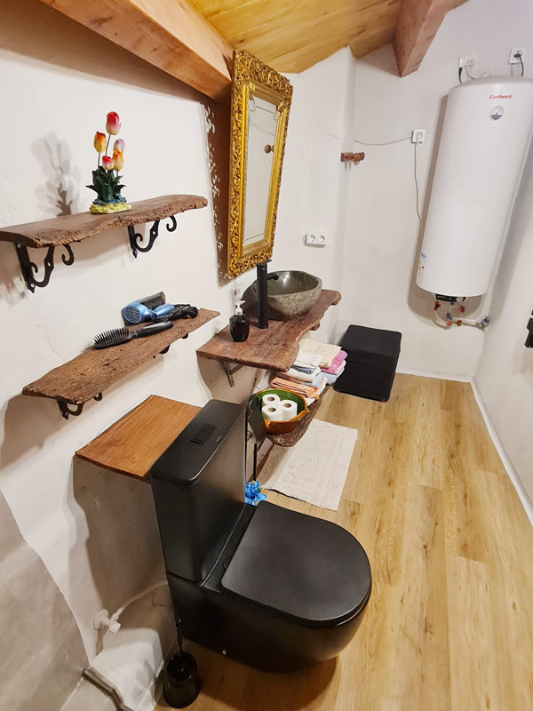Tríplex Cal Barraqué de Dalt en Borredà - baño de la buhardilla visto desde la ducha