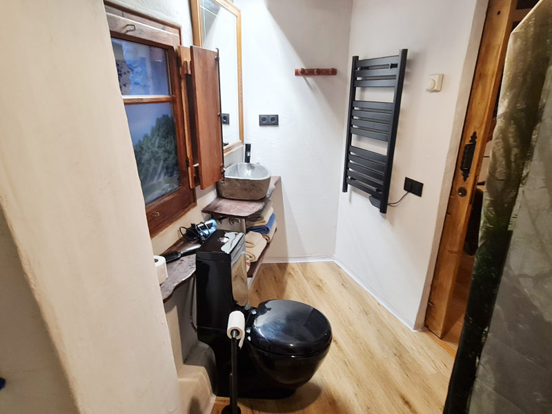 Tríplex Cal Barraqué de Dalt en Borredà - baño de la primera planta visto desde la ducha