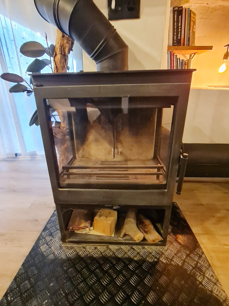 Tríplex Cal Barraqué de Dalt en Borredà - chimenea de leña vista de frente