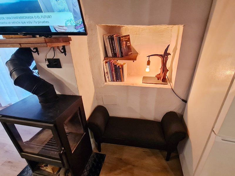 Tríplex Cal Barraqué de Dalt en Borredà - rincón de lectura junto a la chimenea