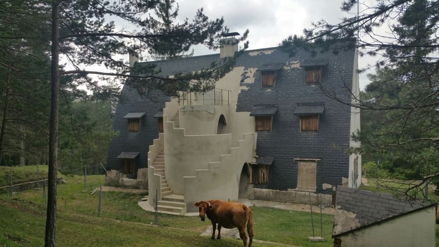 Lateral del Xalet del Catllaràs con la cubierta de pizarra y la escalera exterior blanca