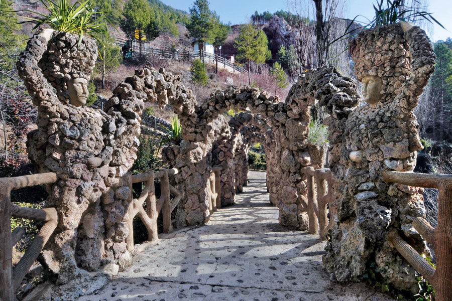 Vista de los Jardines Artigas con puentes de piedra y vegetación exuberante en La Pobla de Lillet